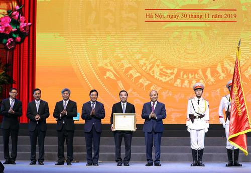 政府总理阮春福在庆典上代表党和国家向科学技术部授予一级劳动勋章。图自越通社 政府总理阮春福在庆典上代表党和国家向科学技术部授予一级劳动勋章。图自越通社