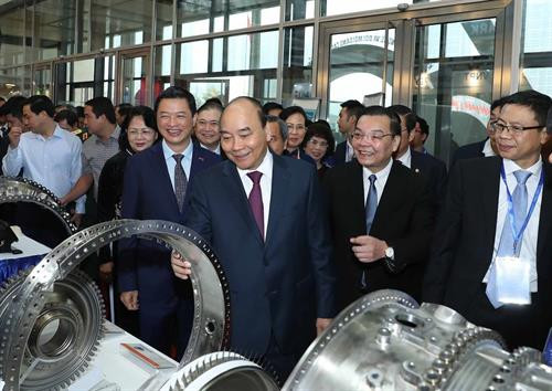 阮春福和各位代表参观“科学技术部60年来所取得的成就”展览会。图自越通社 阮春福和各位代表参观“科学技术部60年来所取得的成就”展览会。图自越通社