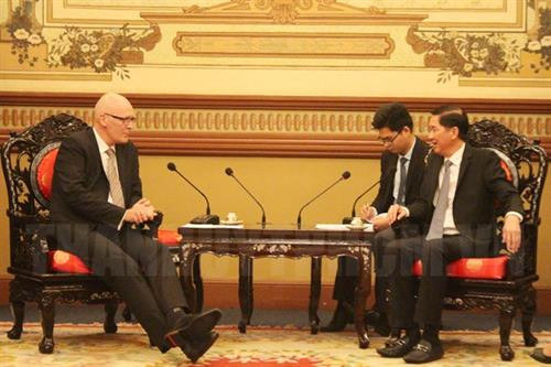 越南胡志明市人民委员会副主席陈永线（右）与丹麦气候、能源和建筑部国务秘书兼常务副部长托马斯•埃格博举行会谈。（图片来源：因特网）