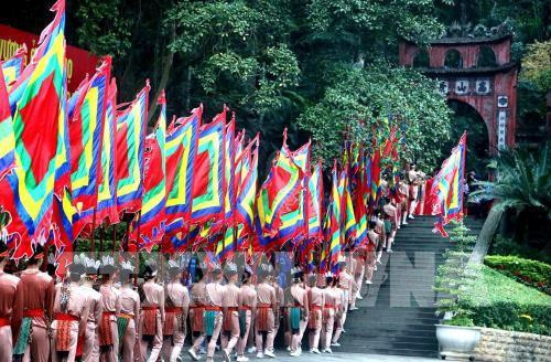 富寿省人民委员会在雄王庙国家特殊历史遗迹区义岭山顶上的敬天殿隆重举行2019年雄王国祖祭祖仪式。图自越通社