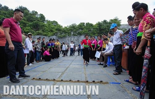独立节上莱州省民族同胞文化空间商的文艺演出。记者 贵忠 摄 许多首都居民和少数民族同胞在越南各民族文化旅游村欢度独立节。记者 重达 摄 奠边省泰族同胞在独立节上共玩民间游戏。记者 春思 摄 独立节上，安沛省木江界县已举行多项活动，如木江界集市、摄影艺术展、各项文化艺术活动、蒙族民间游戏。图为 木江界集市上的土锦展位，吸引许多人的关注。记者 俊英 摄 山罗省木州县广大民族同胞和游客欢度独立节。记者 光决 摄