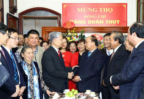 政府总理阮春福向国会原副主席邓君瑞中将祝寿。（图片来源：越通社）