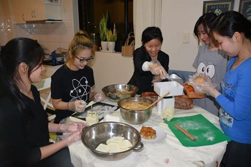 动手制作月饼 感受中秋节特殊意义。（图片来源：因特网）