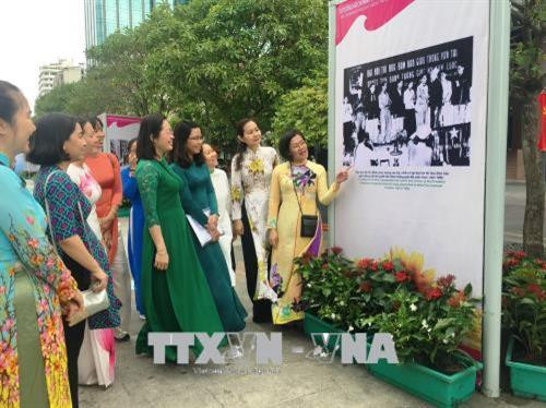 各位代表参观图片展。（图片来源：越通社）