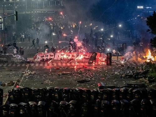 印度尼西亚大选结果公布后，在该国部分地区特别是首都雅加达引发了骚乱，给经营活动造成严重损失，损失资金达7.5到11亿美元。图自互联网