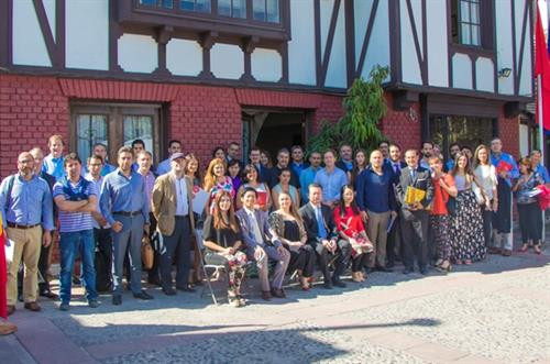 与会代表合影。（图片来源：越通社）