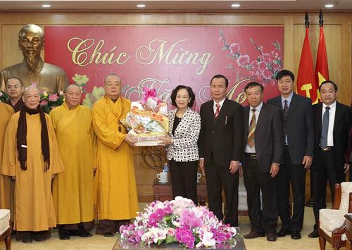 张氏梅向越南佛教教会治事理事会常务副主席释清扰和尚一行赠送礼物。(图片来源：越通社）