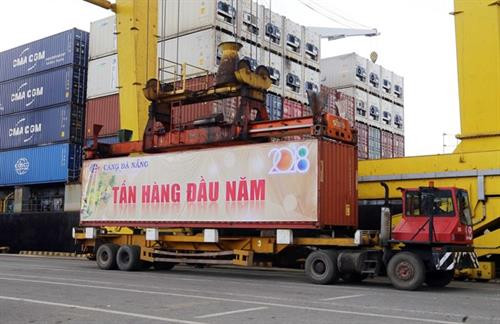 岘港港口迎接新年首批货物进港 。（图片来源：越通社）