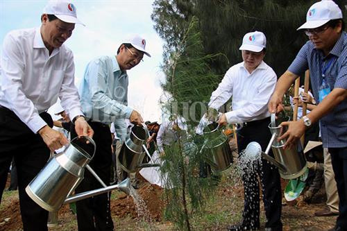 各位代表植树。（图片来源：http://baocongthuong.com.vn）