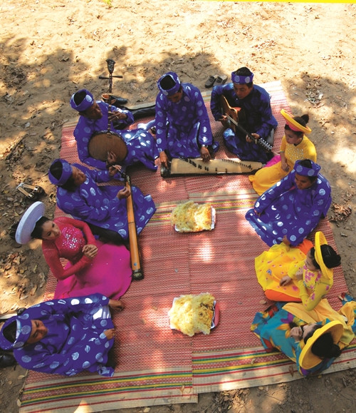 南部人不分贫富、男女老少都可以随时随地演唱。本报记者 潘青强 维姜 摄