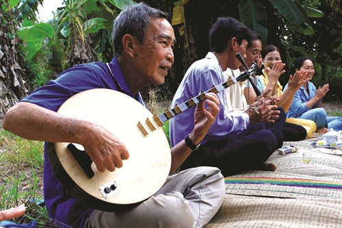 南部人不分贫富、男女老少都可以随时随地演唱。本报记者 潘青强 维姜 摄