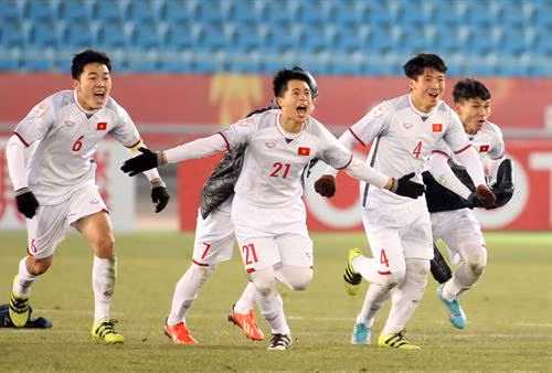 越南U23球员进球后的精彩瞬间。(图片来源:越通社) 越南U23球员进球后的精彩瞬间。(图片来源:越通社)