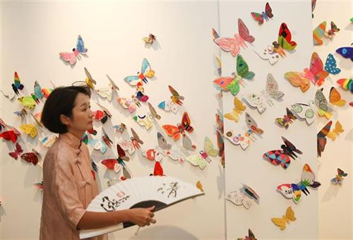 题为“化身蝴蝶”的大型装置艺术展刚在河内韩国文化中心开展。图自越通社