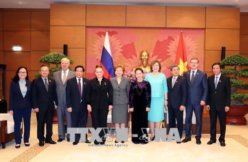 越南国会主席阮氏金银与俄罗斯联邦议会代表团合影。 越通社记者 仲德 摄