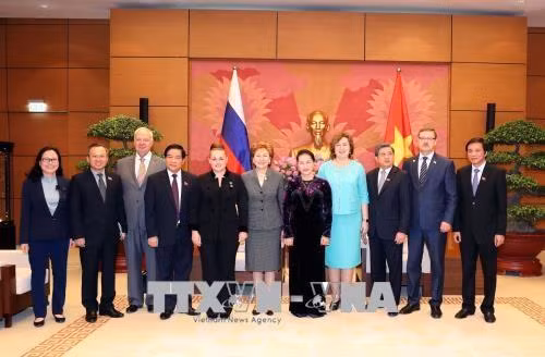 越南国会主席阮氏金银与俄罗斯联邦议会代表团合影。 越通社记者 仲德 摄