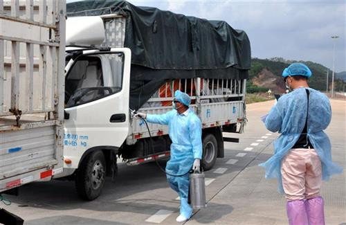 各车辆进行杀毒。图自越通社