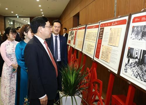 范平明参观“胡志明：生平与事业”的展览会。图自越通社