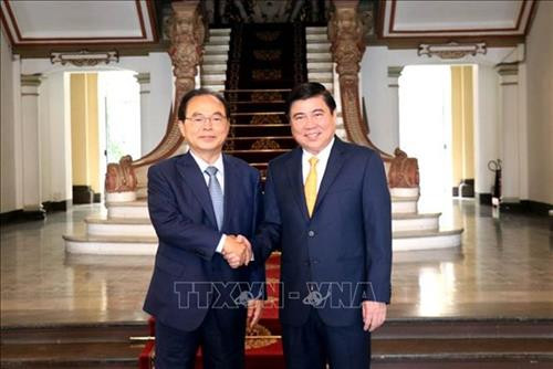 胡志明市人民委员会主席阮成锋与韩国釜山市市长吴巨敦。图自越通社