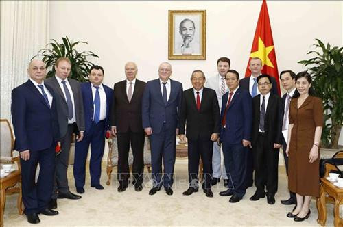 双方代表合影留念。图自越通社