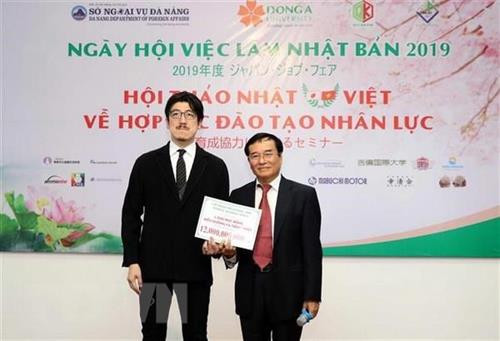 日本代表向东亚大学代表颁发1200份奖学金。图自越通社 日本代表向东亚大学代表颁发1200份奖学金。图自越通社