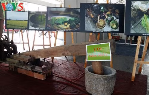 舂米臼——做扁糯米片的工具。（图片来源：越南之声广播电台）