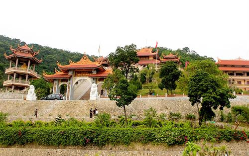 觉心竹林禅院是广宁省云屯县的著名旅游景点之一。（图片来源于互联网）