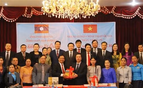 越南国家事实政治出版社代表向老挝赠送书籍。(图片来源:越通社) 越南国家事实政治出版社代表向老挝赠送书籍。(图片来源:越通社)