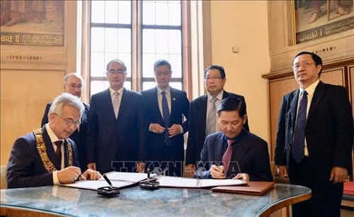 双方签署友好合作谅解备忘录。图自越通社