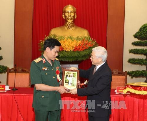 阮富仲向代表赠送胡伯伯画像。