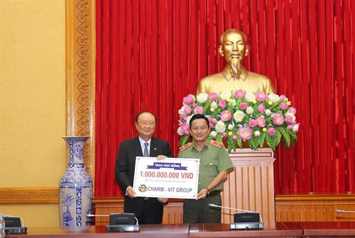 公安部接受Charmvit集团赠送的奖学金。（图片来源：人民公安报网）
