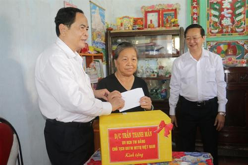 祖国阵线中央委员会主席陈青敏陈青敏向优抚对象家庭与贫困户送上春节慰问品。（图片来源：越通社）