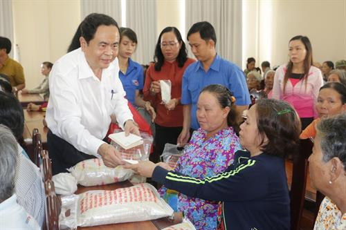 祖国阵线中央委员会主席陈青敏陈青敏向优抚对象家庭与贫困户送上春节慰问品。（图片来源：越通社）