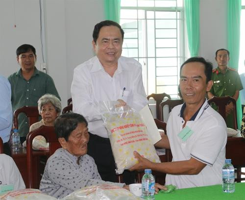 祖国阵线中央委员会主席陈青敏陈青敏向优抚对象家庭与贫困户送上春节慰问品。（图片来源：越通社）