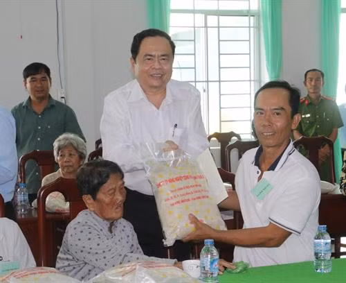 祖国阵线中央委员会主席陈青敏陈青敏向优抚对象家庭与贫困户送上春节慰问品。（图片来源：越通社）