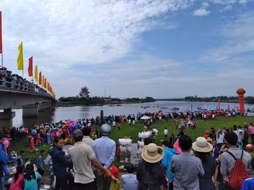 往届传统划船比赛场景 图自越通社