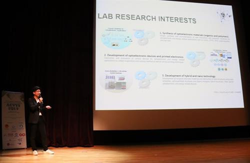 越南大学生阮廷宫在2019年第六次越南青年科学家研讨会上介绍其科研工程。图自越通社