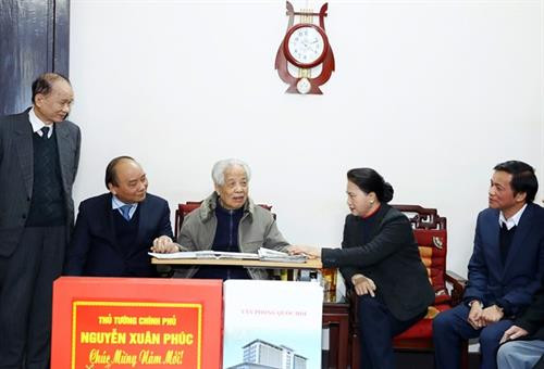 政府总理阮春福和国会主席阮氏金银春节前走访慰问原总书记杜梅。(图片来源:越通社) 政府总理阮春福和国会主席阮氏金银春节前走访慰问原总书记杜梅。(图片来源:越通社)
