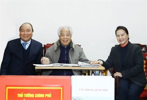 政府总理阮春福(左一)、国会主席阮氏金银(右一)和原总书记杜梅(中)。(图片来源:越通社) 政府总理阮春福(左一)、国会主席阮氏金银(右一)和原总书记杜梅(中)。(图片来源:越通社)