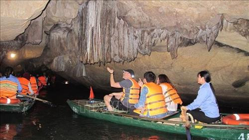 外国媒体记者代表团参观访问了世界文化与自然遗产宁平省长安旅游景区。图自越通社