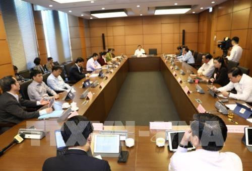 莱州省、广南省、茶荣省和平定省国会代表进行分组讨论。图自越通社