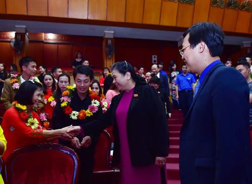 越共中央政治局委员、国会副主席从氏放出席2019年“与教师们一起分担”的表彰大会。图自互联网