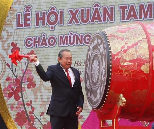 越南政府常务副总理张和平打鼓开庙。图自越通社 越南政府常务副总理张和平打鼓开庙。图自越通社