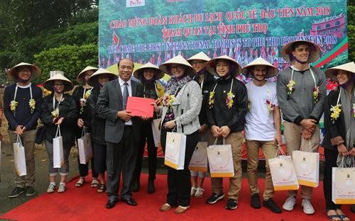 来自澳大利亚迪肯大学的游客向各位雄王敬香。（图片来源：越通社）