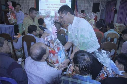 高棉-越南协会主席朱文芝向贫困户送上慰问品。图自越通社 高棉-越南协会主席朱文芝向贫困户送上慰问品。图自越通社