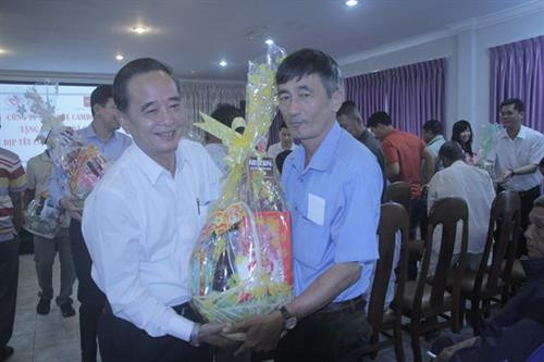 高棉-越南协会主席朱文芝向贫困户送上慰问品。图自越通社 高棉-越南协会主席朱文芝向贫困户送上慰问品。图自越通社