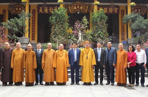 河内市人民委员会主席阮德钟向越南佛教教会致以新春祝福。（图片来源：越通社）