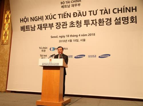 越南财政部部长丁进勇在会上发表讲话。（图片来源：越通社）