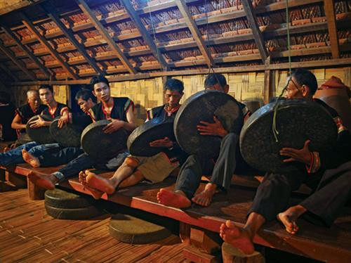 埃地族同胞在长屋里演奏锣钲。（图片来源：因特网）