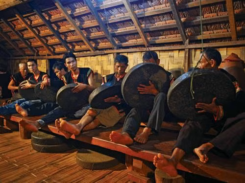 埃地族同胞在长屋里演奏锣钲。（图片来源：因特网）