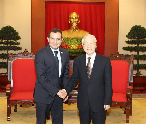 越共中央总书记阮富仲会见墨西哥参议长埃内斯托。（图片来源：越通社）
